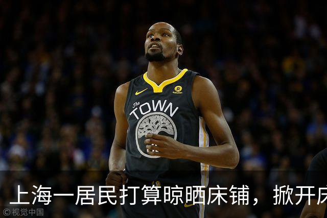 上海一居民打算晾晒床铺，掀开床垫发现一条蛇盘在床缝里；当事人后怕不已：今天不打开，还不知道要跟它同床多久